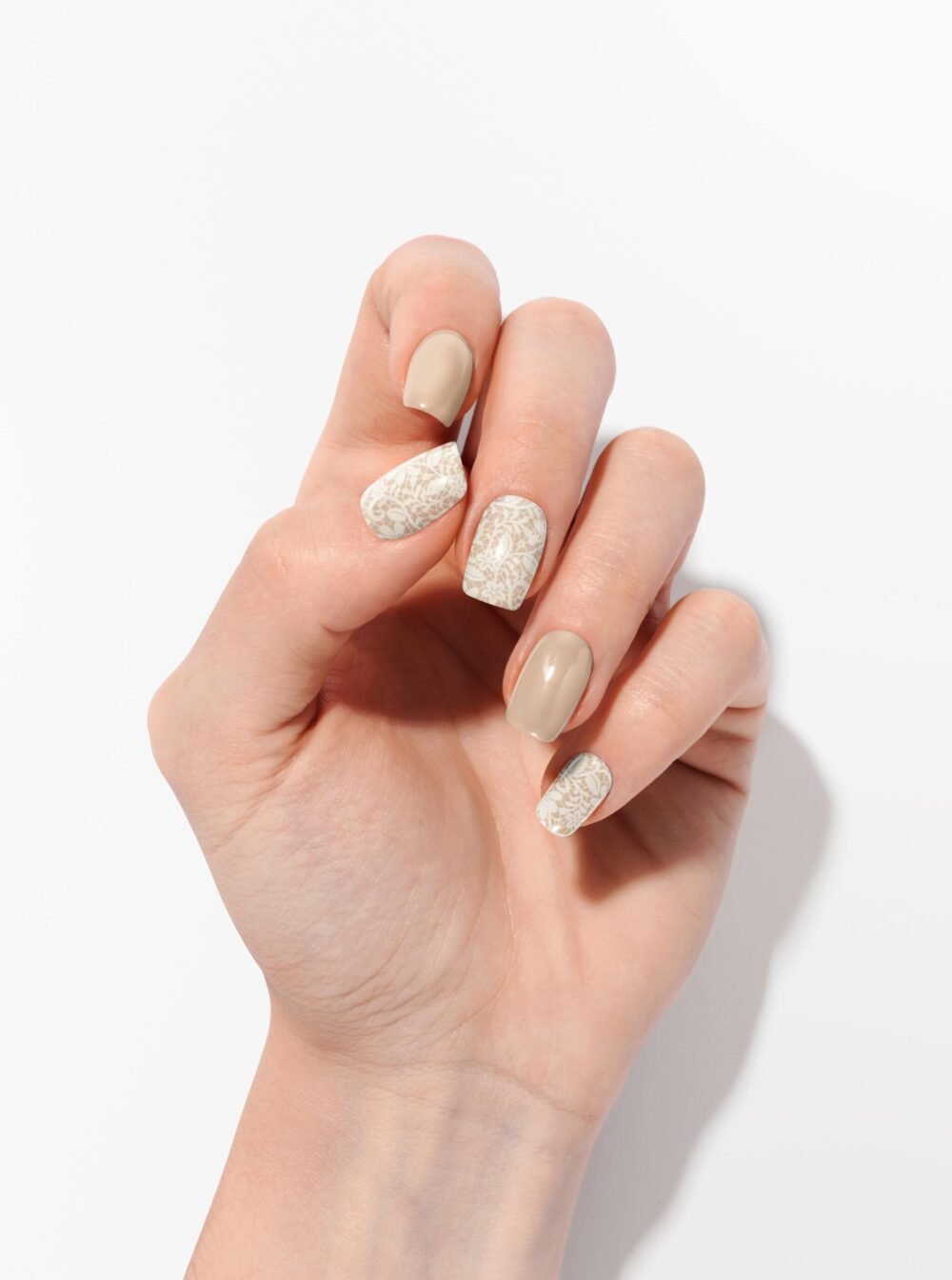 Getragene Nagelfolien in Beige mit weißen floralen Motiven in Spitzenoptik