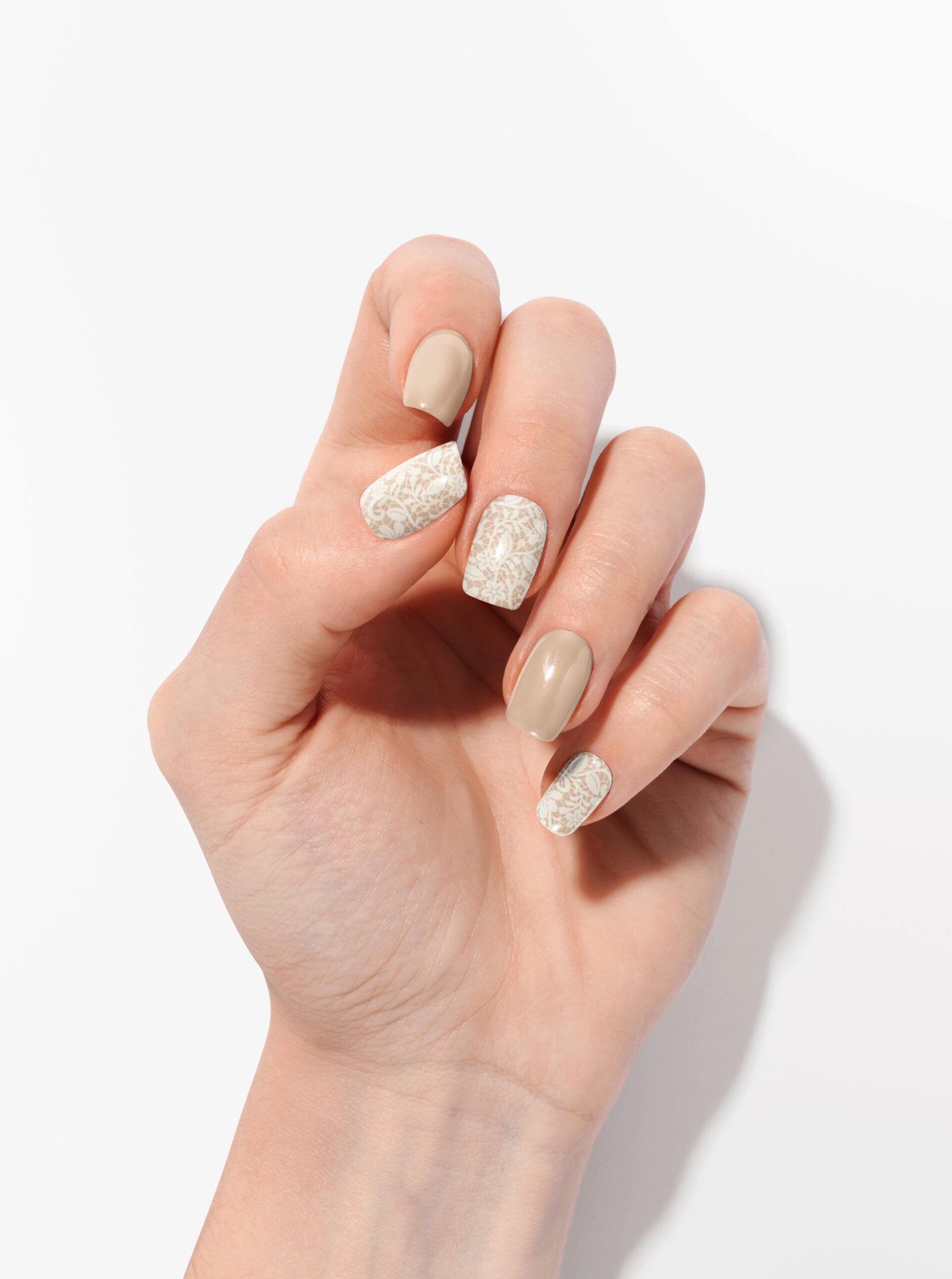 Getragene Nagelfolien in Beige mit weißen floralen Motiven in Spitzenoptik
